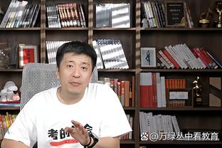 瘦回内马尔？内马尔现场观战母队桑托斯比赛，亲吻队徽